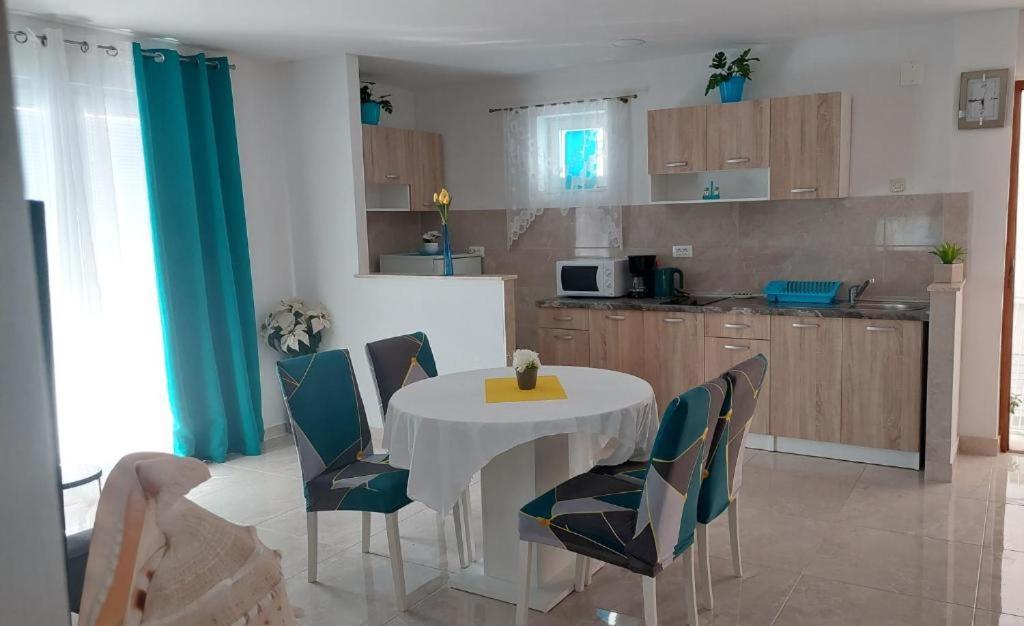 Apartments Mestral Baška Voda Esterno foto
